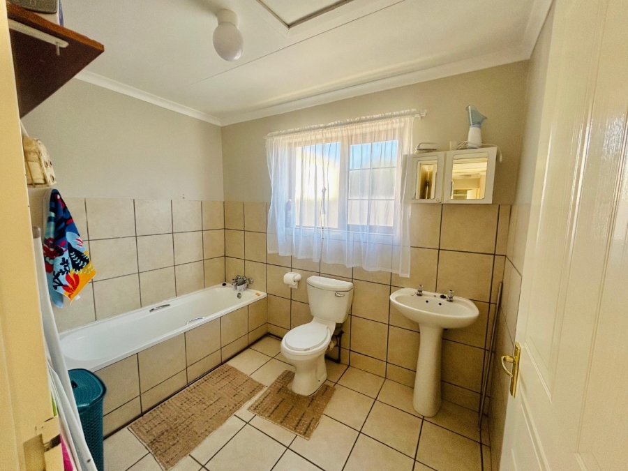 2 Bedroom Property for Sale in Langenhovenpark Free State